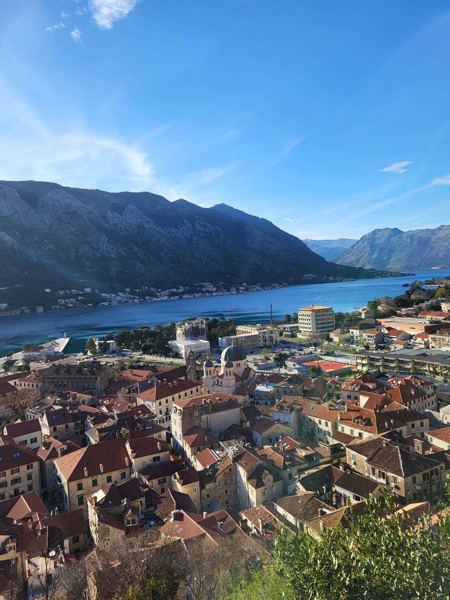 Widok na Kotor z trasy na twierdzę św. Jana w Zatoce Kotorskiej