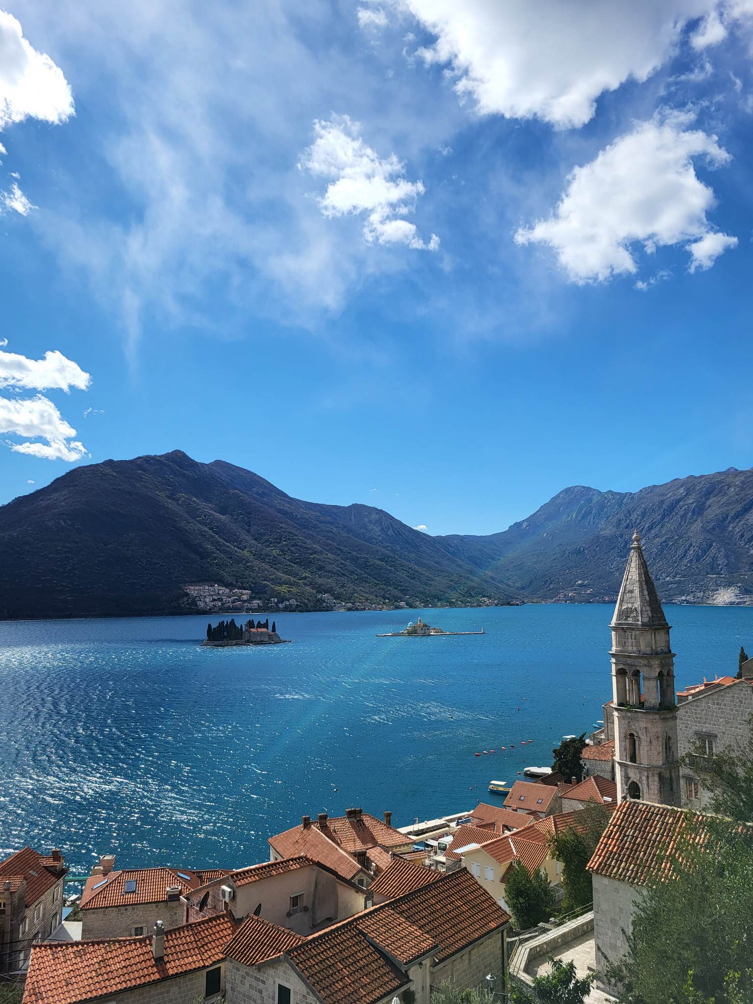 Perast - widok na wyspy: Gospa od Škrpjela oraz Sveti Đorđe