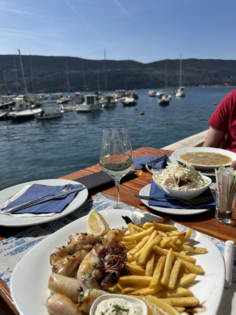 Świeże kalmary i zupa rybna w porcie w Herceg Novi