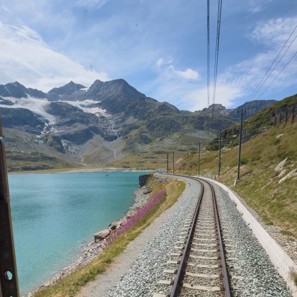 Bernina Express – najpiękniejsza trasa kolejowa w&nbsp;Europie. Czy&nbsp;warto? Ile kosztuje? Jak zorganizować wycieczkę?