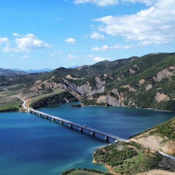 Albania – wypożyczenie auta, drogi w&nbsp;Albanii, polecana wypożyczalnia. Mini przewodnik 2025